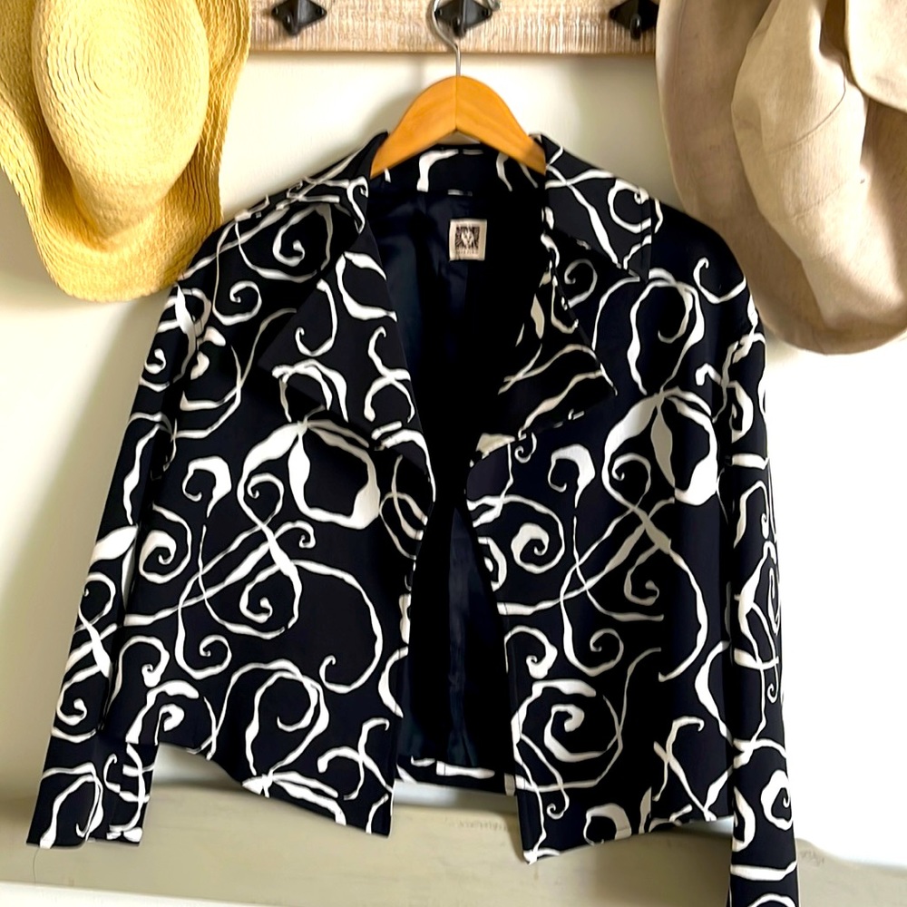 Anne Klein Black and White print blazer. Tag is Mis- marked. Size 6 not 2.